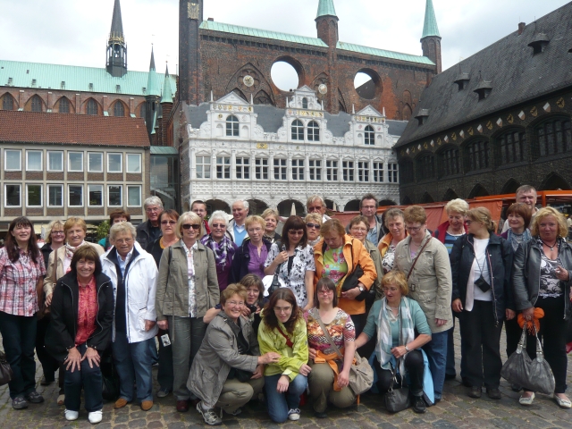 Gruppenbild vor dem Rathaus