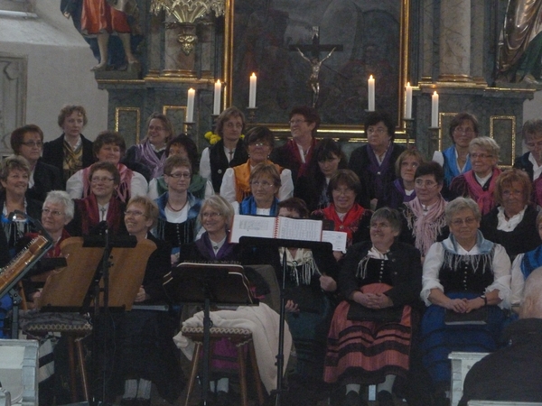 Der Hofer Landfrauenchor vor dem Auftritt in Weißdorf 