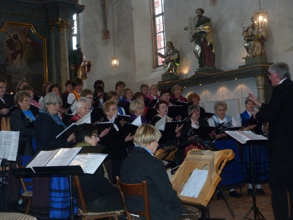 Der Hofer Landfrauenchor zum Weihnachtskonzert in Weißdorf